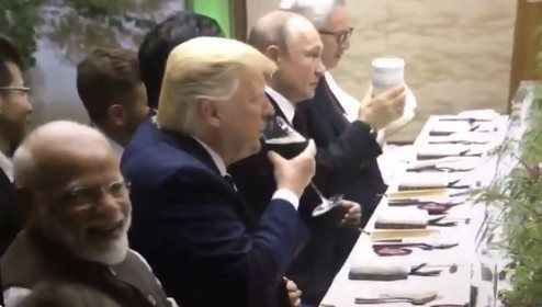 普丁拿著保溫瓶和川普敬酒，而川普則是拿著酒杯回敬。 圖擷自Darth Putin