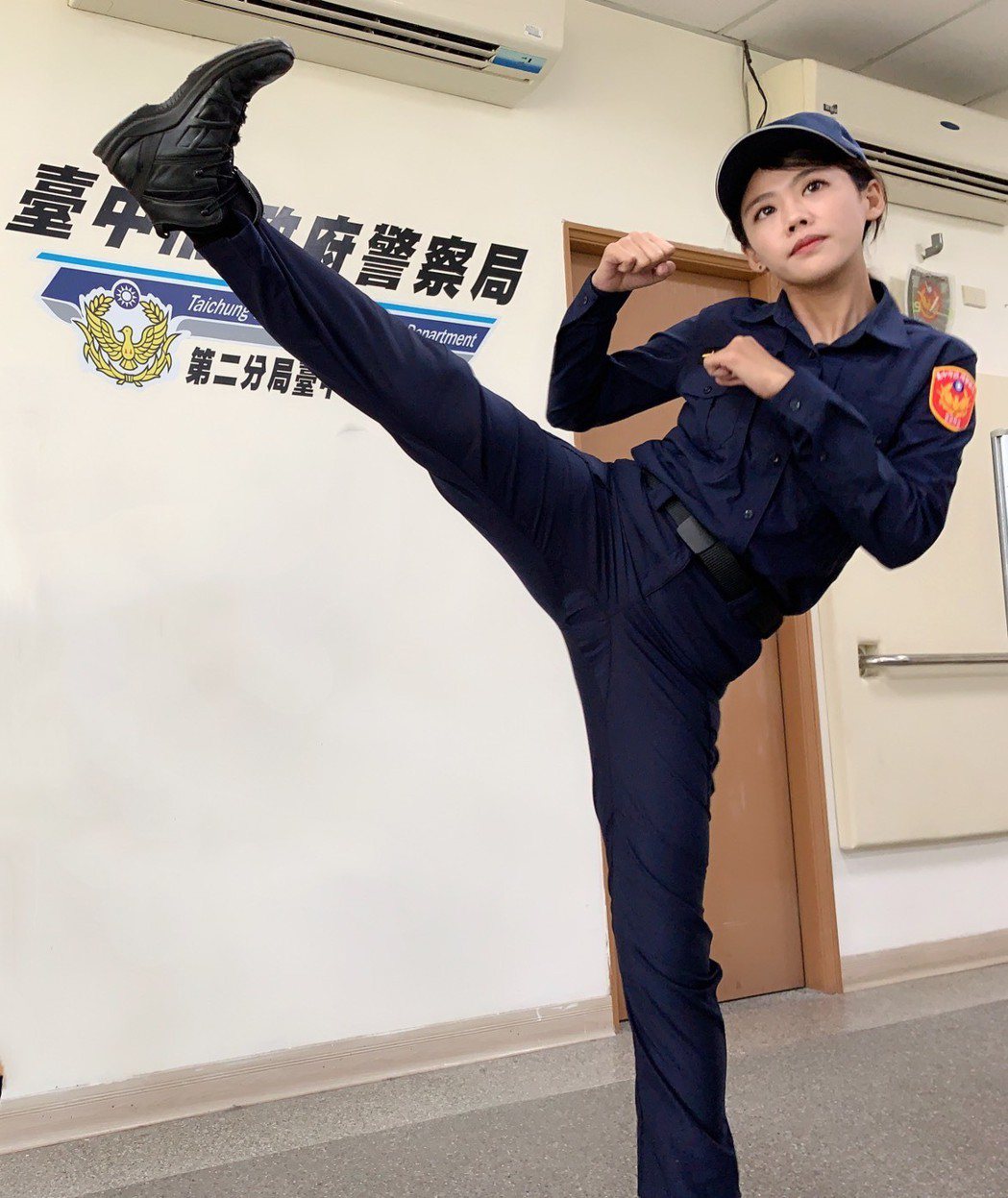 台中市第二警分局公園所女警余珮毓長期跑步與重訓，身手俐落。 圖／余珮毓提供