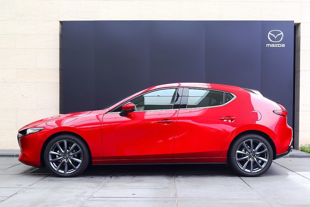 新Mazda 3五門掀背車型全數標配18吋輪框，搭配前/後造型飽滿的葉子板使車側...
