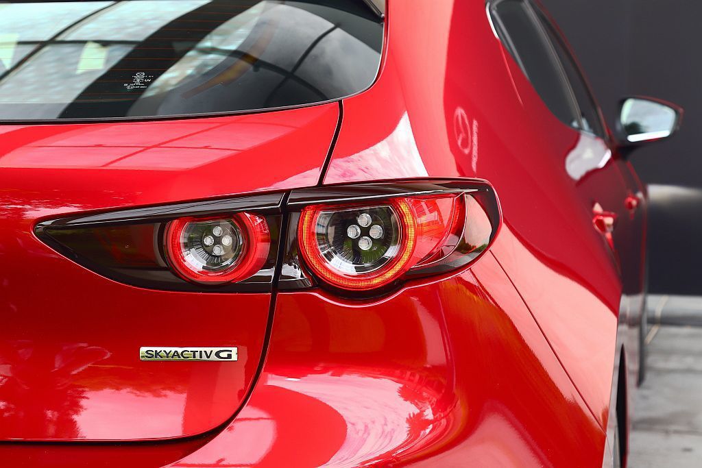 許多人以為新Mazda 3還仍延續2.0L汽油引擎設定。但試駕後發現運轉品質更好...