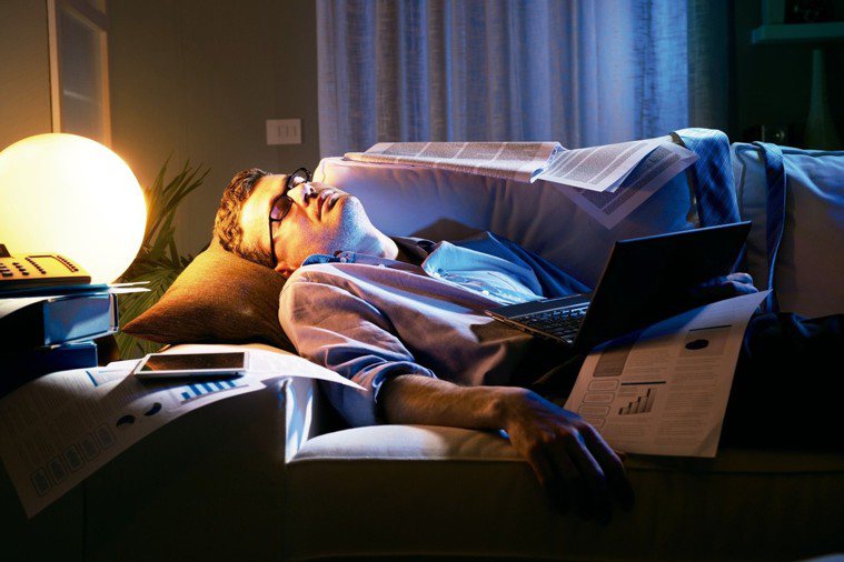 你常看電視看到睡著，燈亮著、電視也沒關嗎？科學家警告，這種行為會增加肥胖風險，原...
