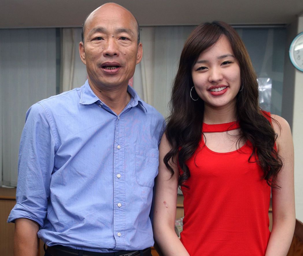 高市長韓國瑜（左）大女兒韓冰（右）外型亮麗，父女感情好。 圖／聯合報系資料照片