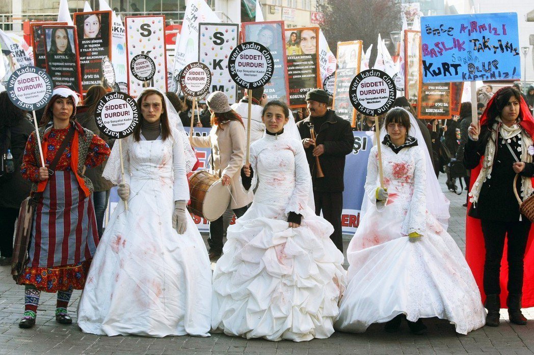 這些在網路上義憤填膺、口口聲聲說要保護孩子的民眾，又為什麼對當前土耳其的「小新娘...