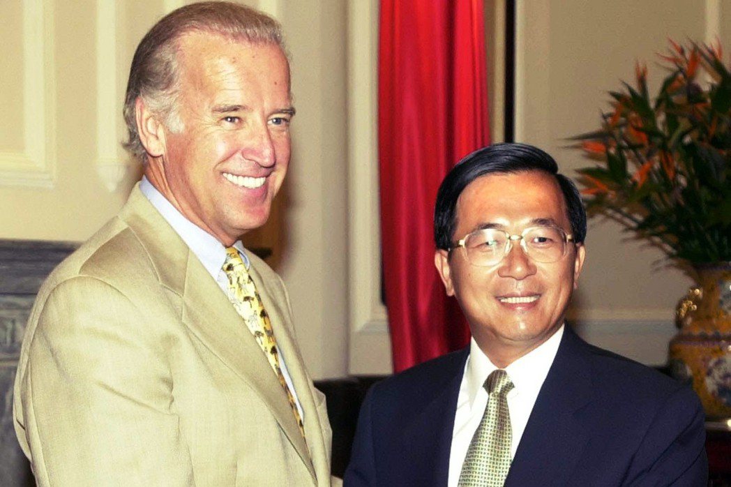 2001年時任美國參議院外交委員會主席的拜登（左），率領參議員訪問台北，並與當時...