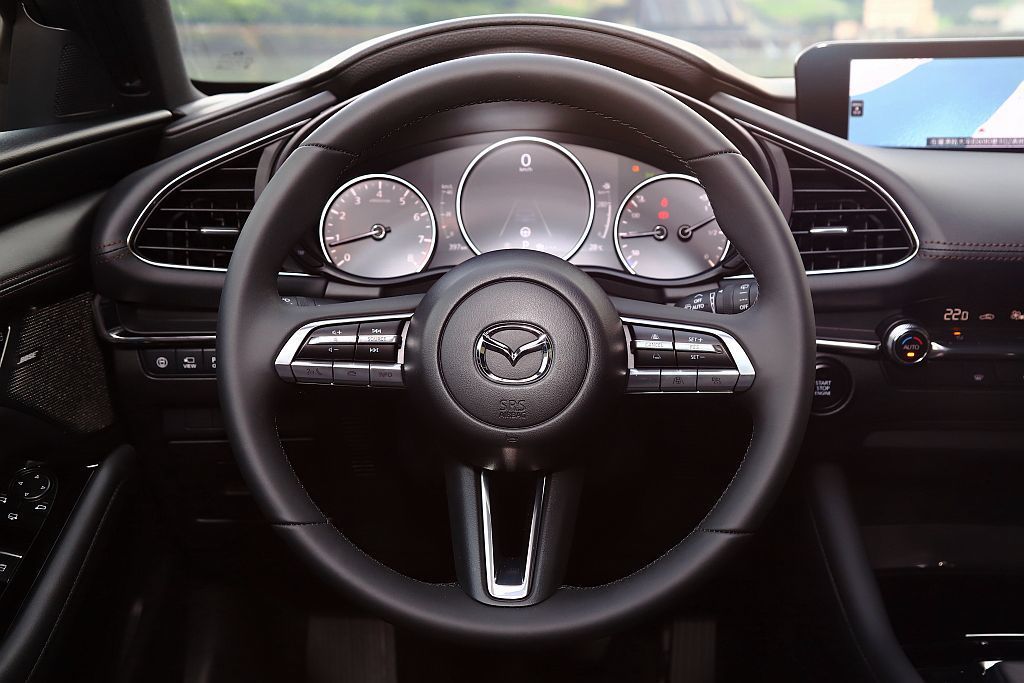 訝異的是，新Mazda 3沒有配置換檔撥片是就算是旗艦型也都從缺。 記者張振群／...