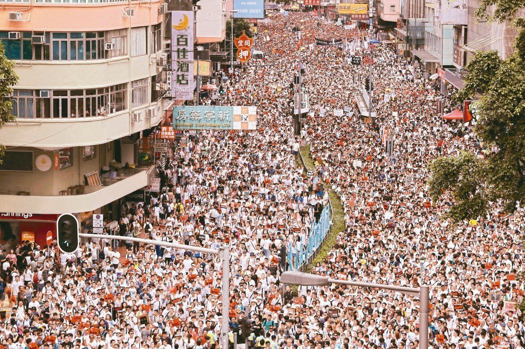 香港民眾「反送中」大遊行，估計有100萬人參與。 （美聯社、路透）