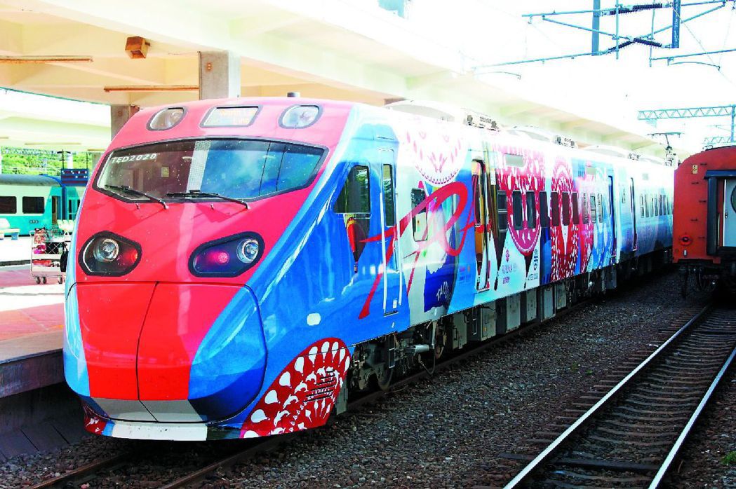 蕭青陽設計的普悠瑪彩繪列車。 圖／台鐵提供