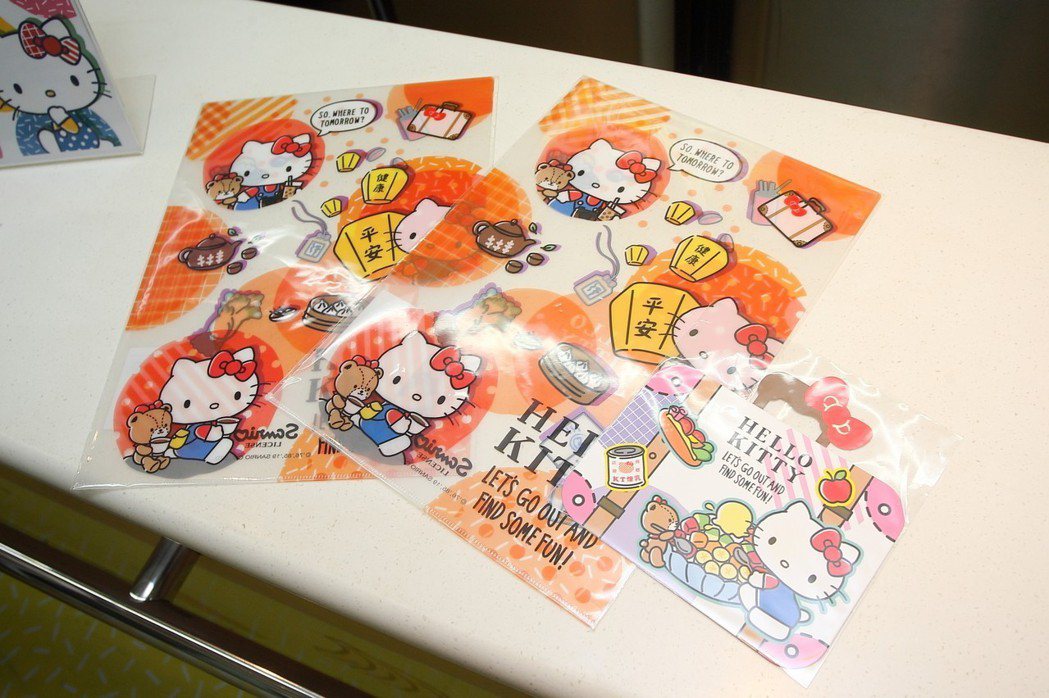 列車上也販售一系列Hello Kitty獨家商品。 記者陳睿中／攝影