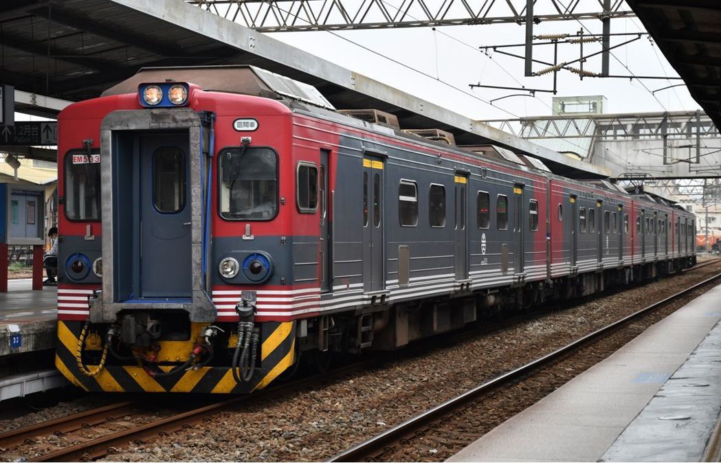 台鐵EMU500型列車彩繪信濃鐵道115系列車。 圖／台鐵提供