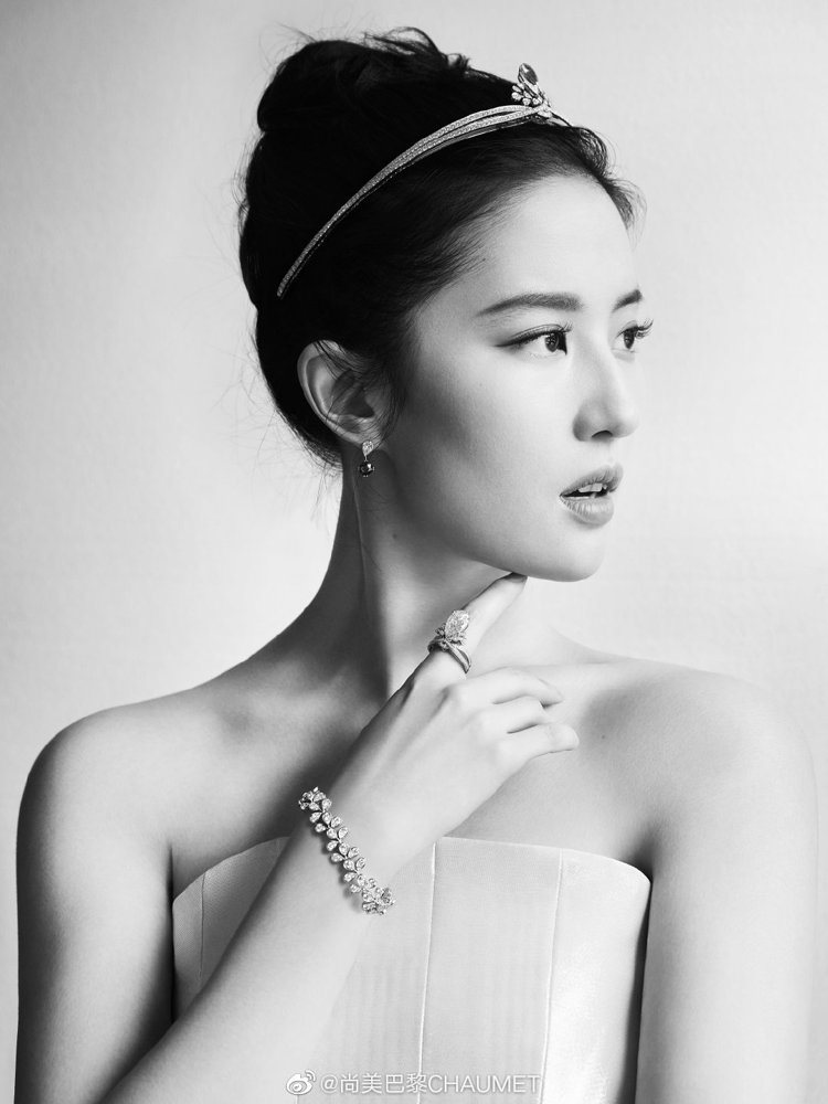 高級珠寶品牌Chaumet日前宣出，人氣女星劉亦菲成為最新品牌大使。圖／摘自微博