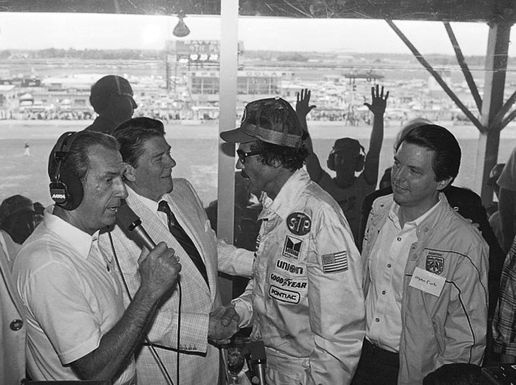 雷根（左二）1984年國慶跑去看大通灣賽車。（美聯社）