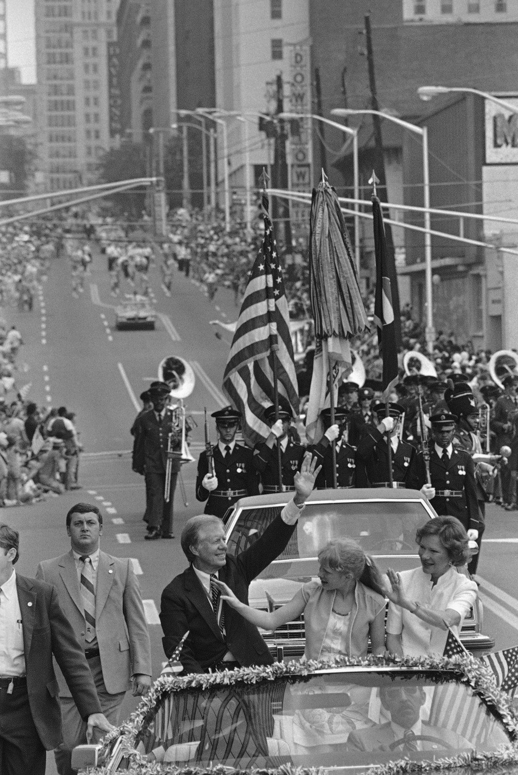 1981年國慶，已是前總統的卡特與妻子女兒在老家亞特蘭大帶頭大遊行。（美聯社）