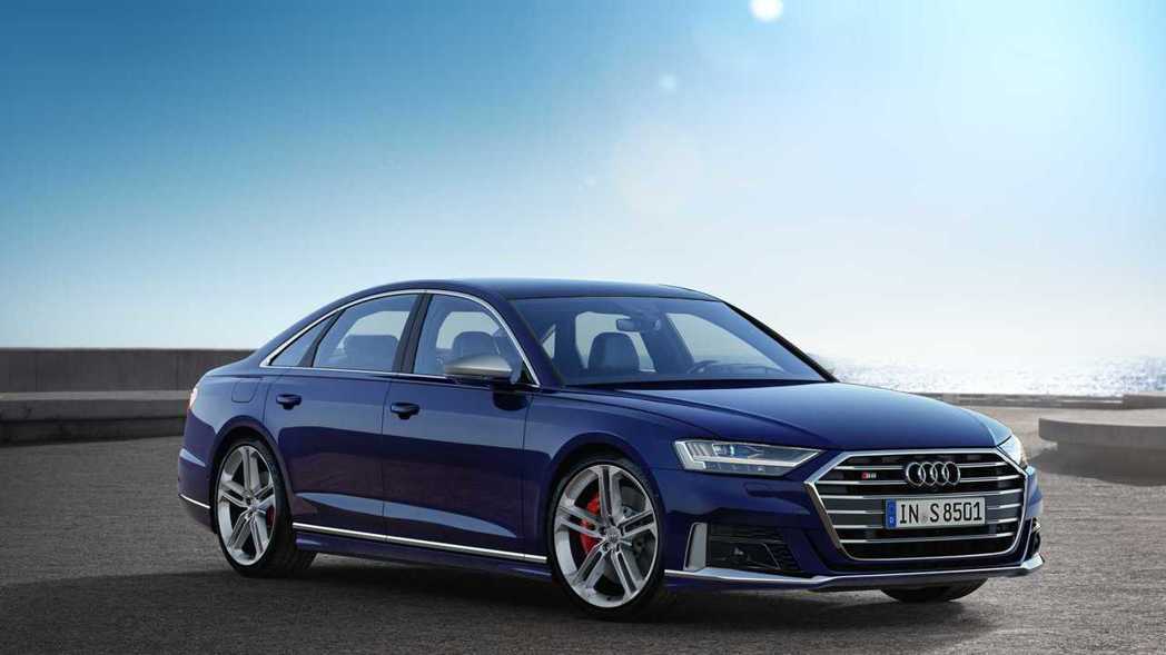 Audi S8 可藉由車頭的攝影鏡頭檢測路況，再主動進行懸吊的調整。 摘自Aud...