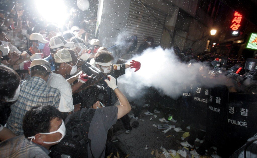 2008年，南韓反美牛示威演變為警民衝突。 圖／美聯社