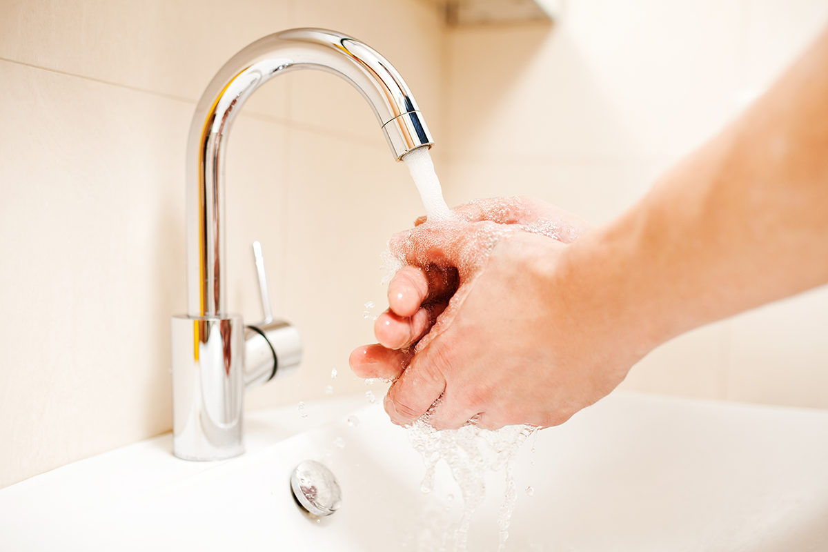 按照正確方式在合適的時間洗手、洗衣服和清潔物體表面是良好衛生的關鍵，可以減少感染和抗生素耐藥性。