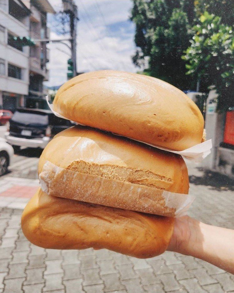 這是饅頭？還是枕頭，比臉大的「大城黑糖饅頭」名不虛傳。IG@taichung__food、
@vidao3o5提供