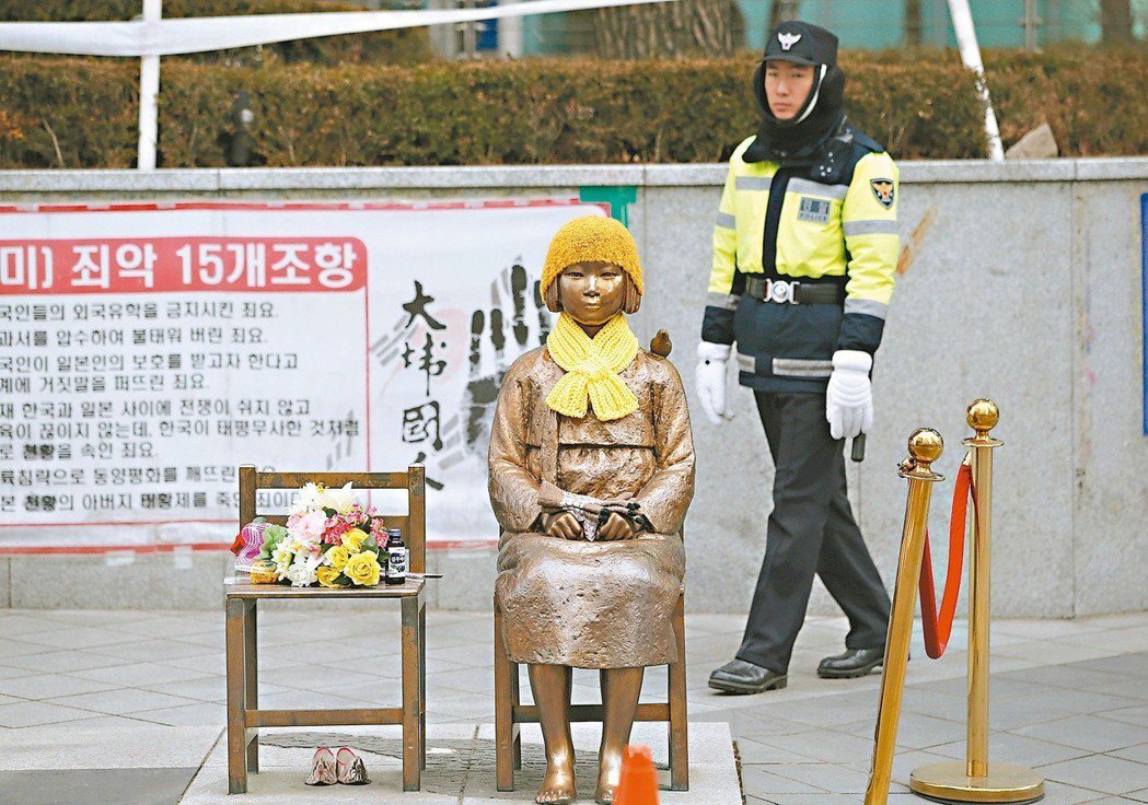 設置於日本駐韓大使館前的慰安婦少女雕像，是不少日本官員的心頭刺。 （美聯社）