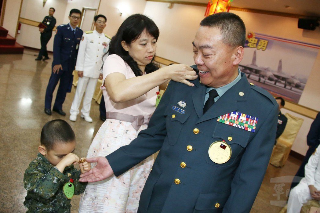 李兆明中將的四歲小兒子，穿著迷彩服參加爸爸的晉任典禮。 圖／軍聞社