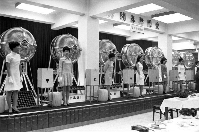 愛國獎券的開獎情形，圖為台灣銀行為改進搖獎技術，向法國買到的最新型的搖獎機。聯合報  記者／高鍵助 聯合報 1970年11月20日 (圖／聯合報新聞資料庫照片)
