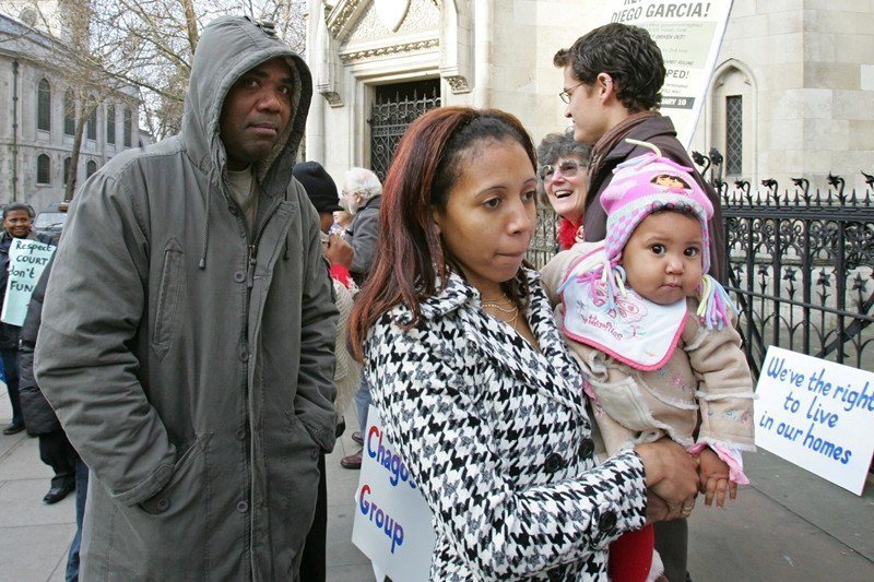 2007年，查戈斯島民及聲援者於倫敦上訴法院外，抗議英國政府拒絕讓島民返回查戈斯。 圖／法新社