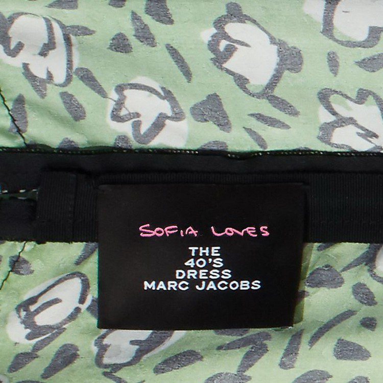 SOFIA LOVE-The 40s Dress主題印花以女導演蘇菲亞柯波拉為謬思，商標上更逢有粉色的「SOFIA LOVE」字樣。圖／Marc Jacobs提供