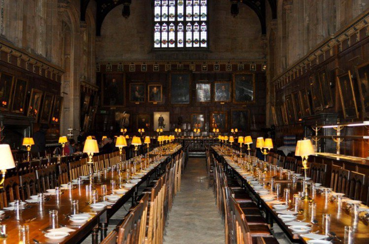 是不是很熟悉？霍格華茲學院中大家一同用餐的場景，就是在牛津大學中的基督堂學院所拍...
