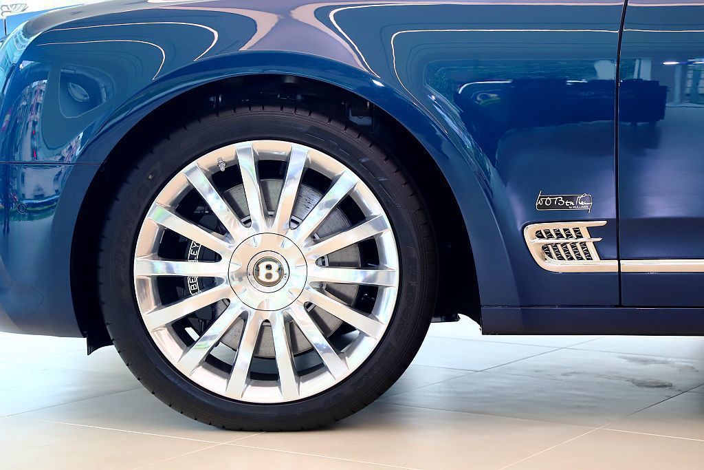 Mulsanne EWB專屬懸浮式輪圈蓋讓車輛行駛時品牌「B」字維持水平。 記者...