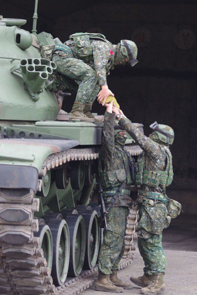 在戰場上進行補充彈藥等工作時，「人多好辦事」就會彰顯，圖為國軍M60A3戰車。 ...