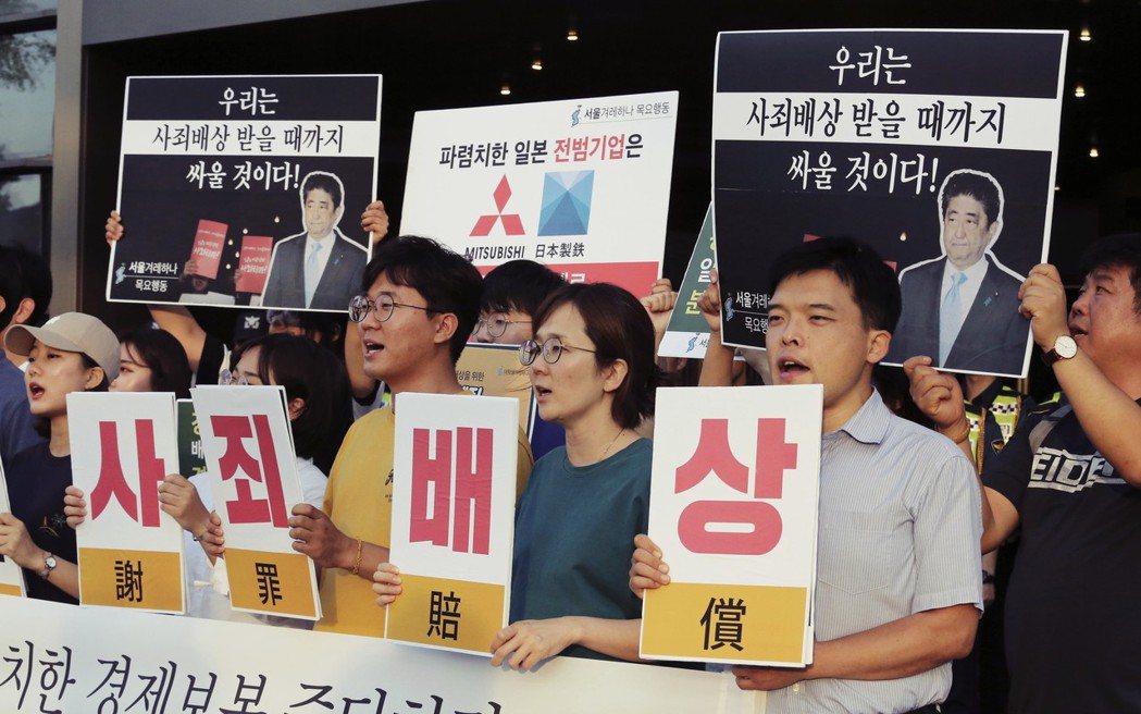 日本的限制令在南韓引發社會極大的反彈，圖為在首爾的抗議行動，要求安倍晉三針對徵用...
