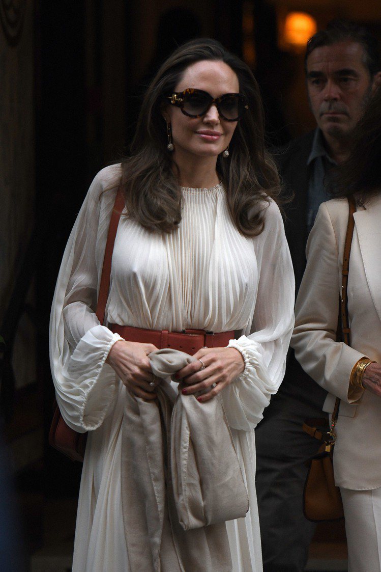 女神安潔莉娜裘莉現身巴黎，配戴了Louis Vuitton的B BLOSSOM系列戒指、耳環，以及Paris Texas太陽眼鏡。圖／Louis Vuitton提供
