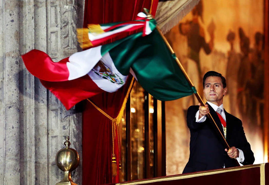 一手促成新機場天價開發案的墨西哥前總統——潘尼亞-聶托（圖為國慶日揮國旗）。 圖...