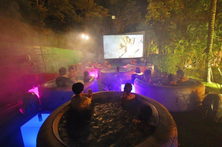「電影泡泡浴缸」是今夏最鮮體驗。圖／趣淘漫旅台南提供