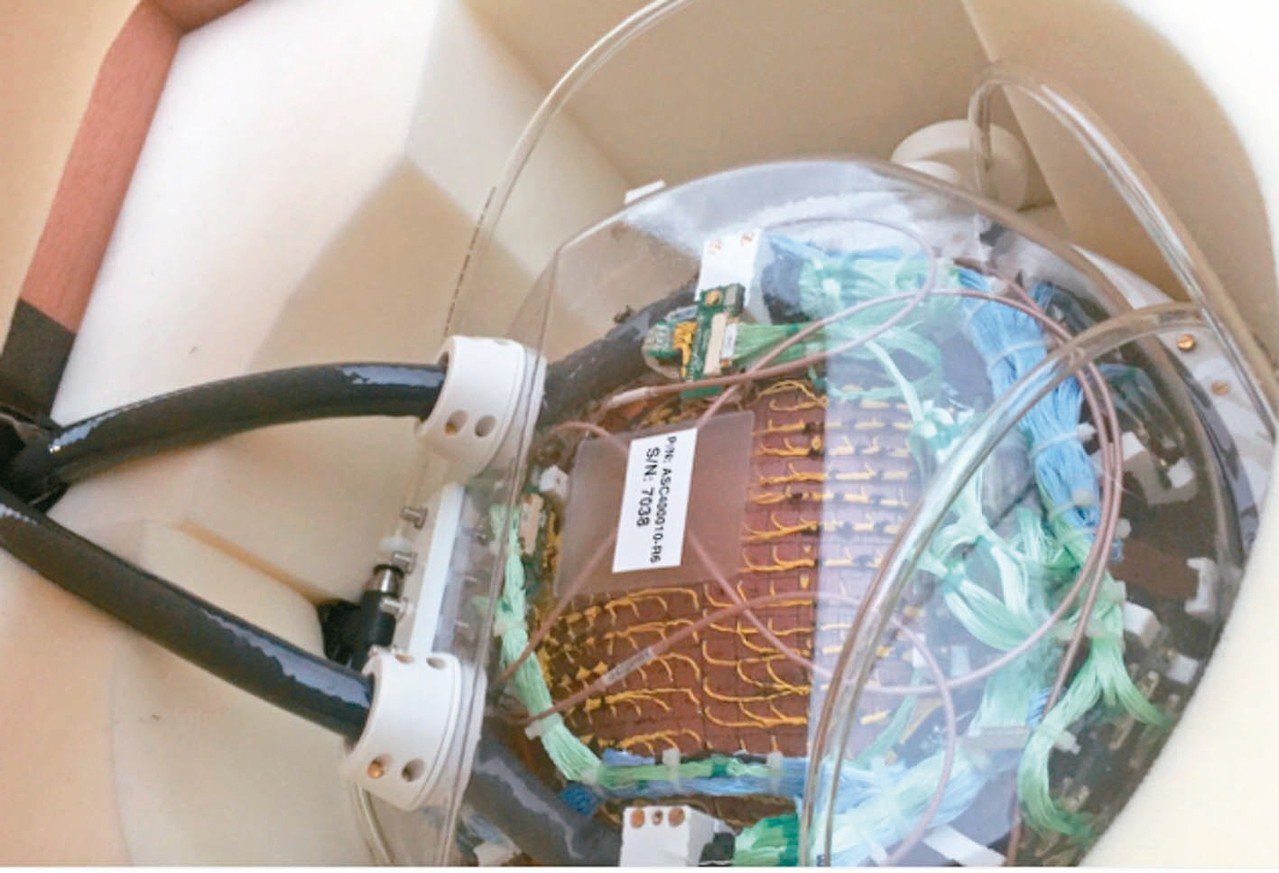 圖1：
醫薩刀頭盔外觀，有1024個小超音波震源。經由科技程式計算讓超音波聚焦於靶點產生消蝕手術。