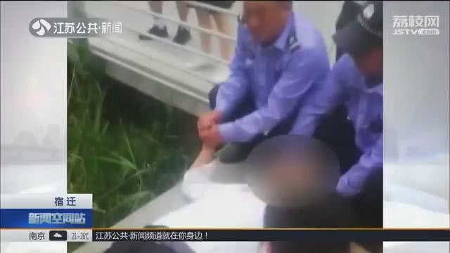 江蘇一名老人晨運倒退走，摔進池塘骨折。圖取自江蘇公共新聞