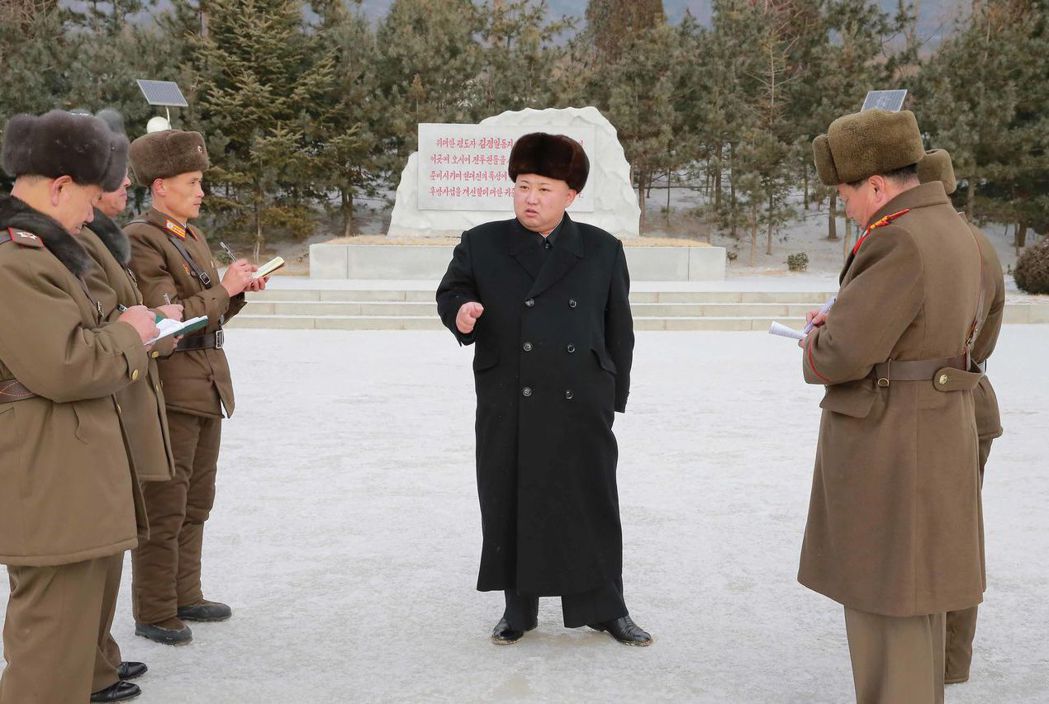 北韓教育專門教導金氏家族相關知識，圖為金正恩視察部隊。 （新華社）
