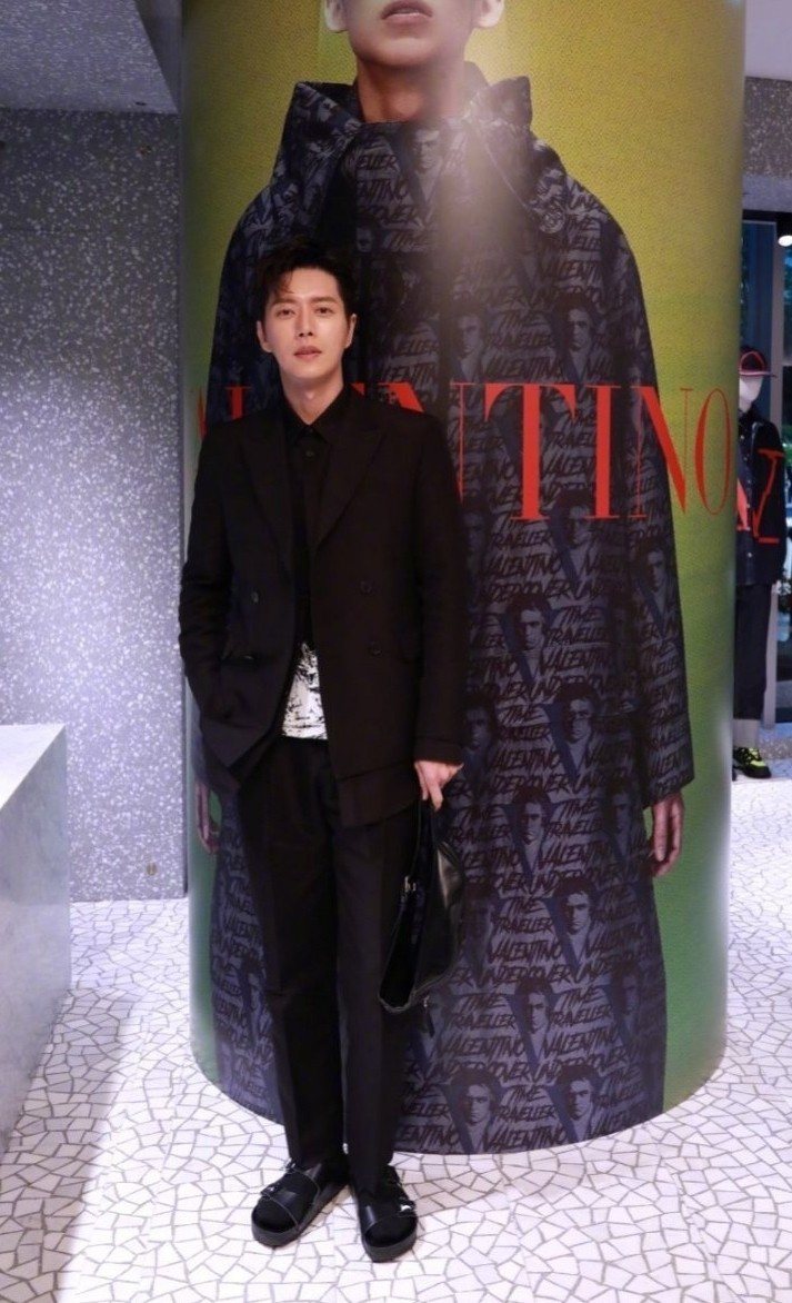 韓國男星朴海鎮穿Valentino x Birkenstock鞋款。圖／摘自微博
