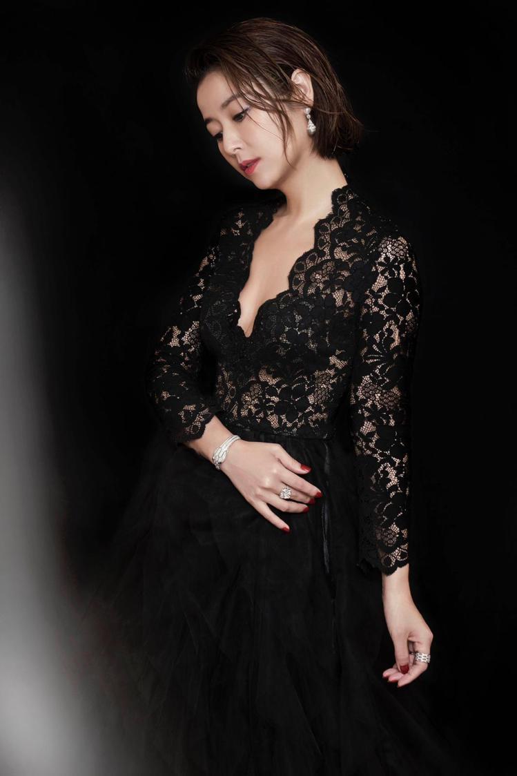 林心如以黑色鏤空禮服搭配寶格麗珠寶，現身台北電影節頒獎典禮紅毯，小露性感讓粉絲驚豔。圖／BVLGARI提供