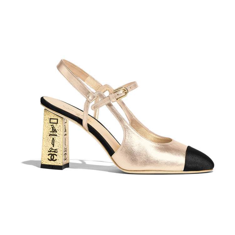 香奈兒2019 Paris- New York工坊系列鞋款，鞋跟上的埃及文字藏了品牌秘密。圖／摘自官網