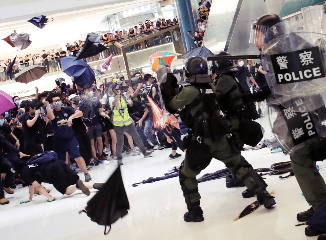 香港反送中抗爭，14日晚間在新界的沙田區爆發嚴重的警民流血衝突。 圖／路透社