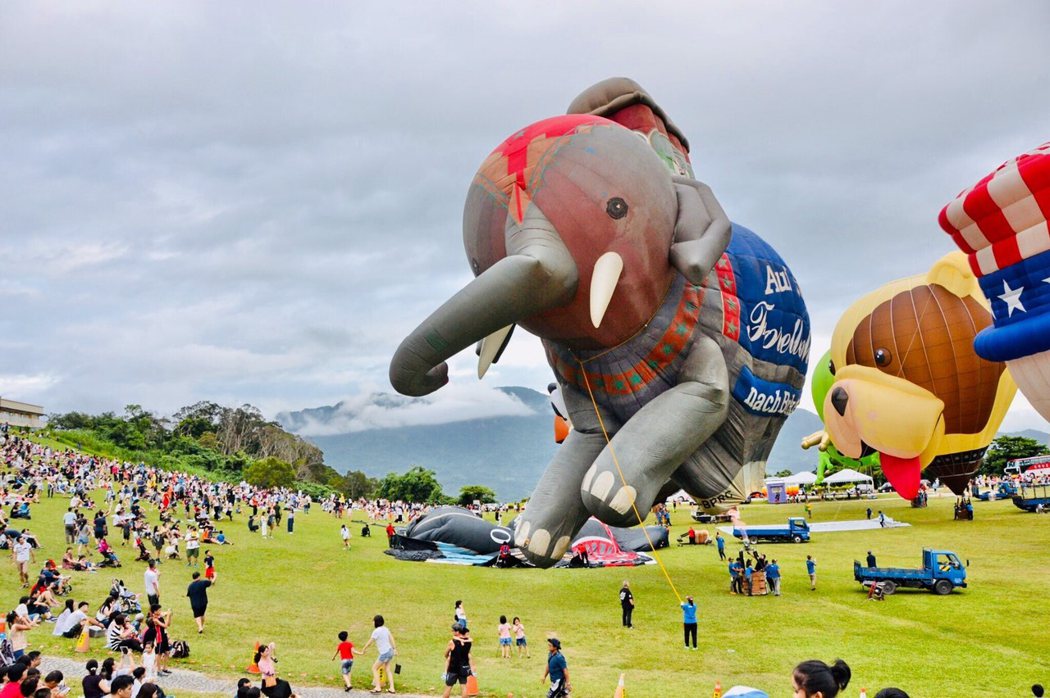 elephant 熱氣球在廣大草坪上，隨著風吹來，鼻子也跟著搖擺，有種巨人與小人國身歷其境的特別感受 !