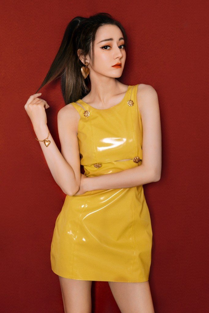 迪麗熱巴穿Versace早秋亮黃漆皮洋裝配梅杜莎元素飾品。圖／Versace提供
