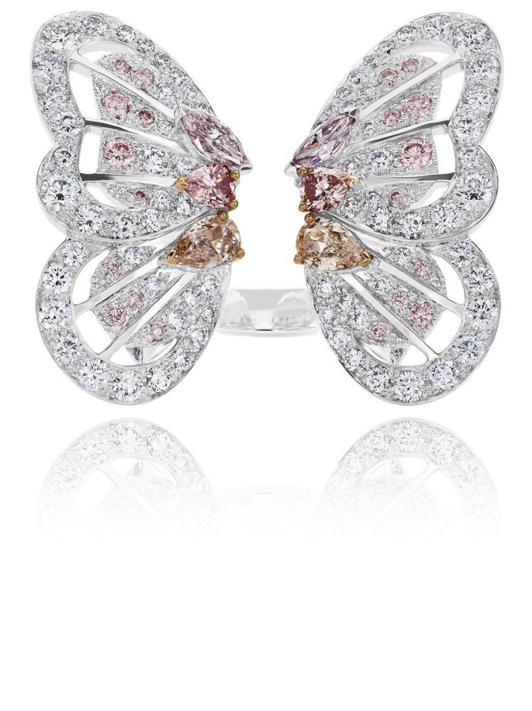 De Beers Portraits of Nature系列Monarch Butterfly高級珠寶粉紅鑽戒指，梨形及欖尖形的粉紅鑽與白色圓形明亮式鑽石，約194萬5,000元。圖／De Beers提供