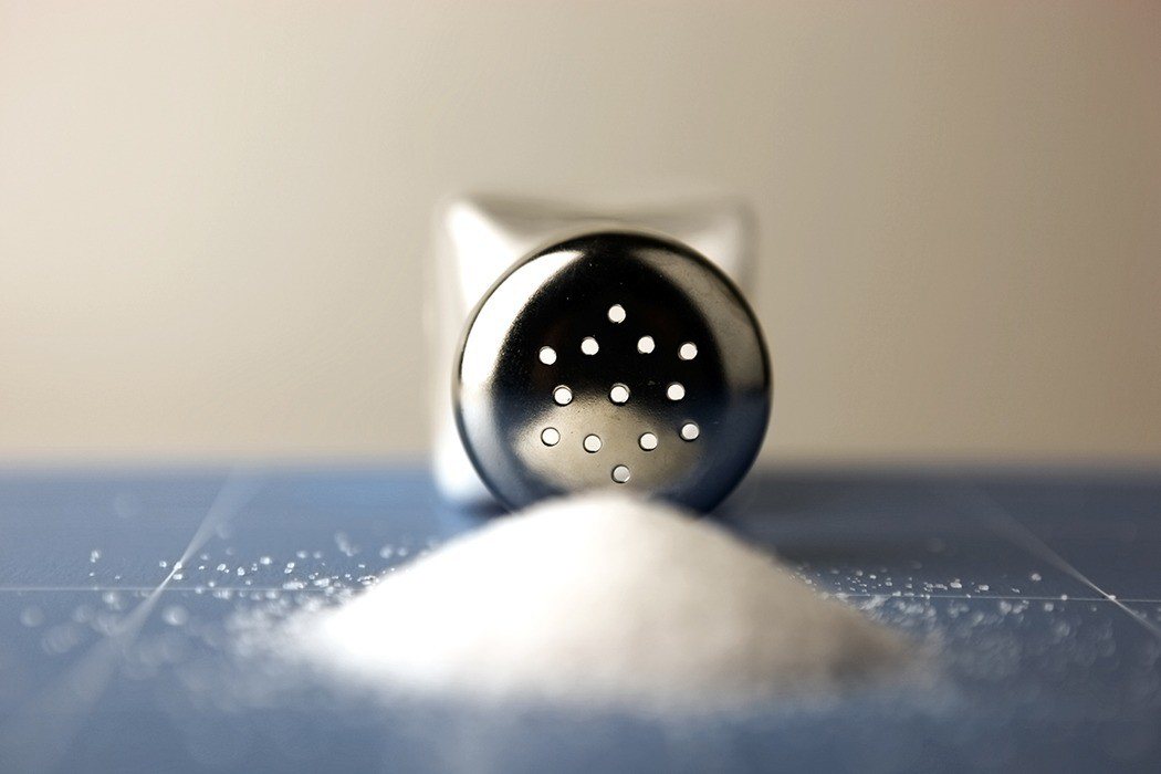 衛福部食藥署今預告市售包裝食用鹽品的標示新制，明年元旦起，減鈉鹽的外包裝都需強制標示「本產品含天然放射性物質鉀-40」醒語字樣，供消費者選購時參考。 圖／ingimage