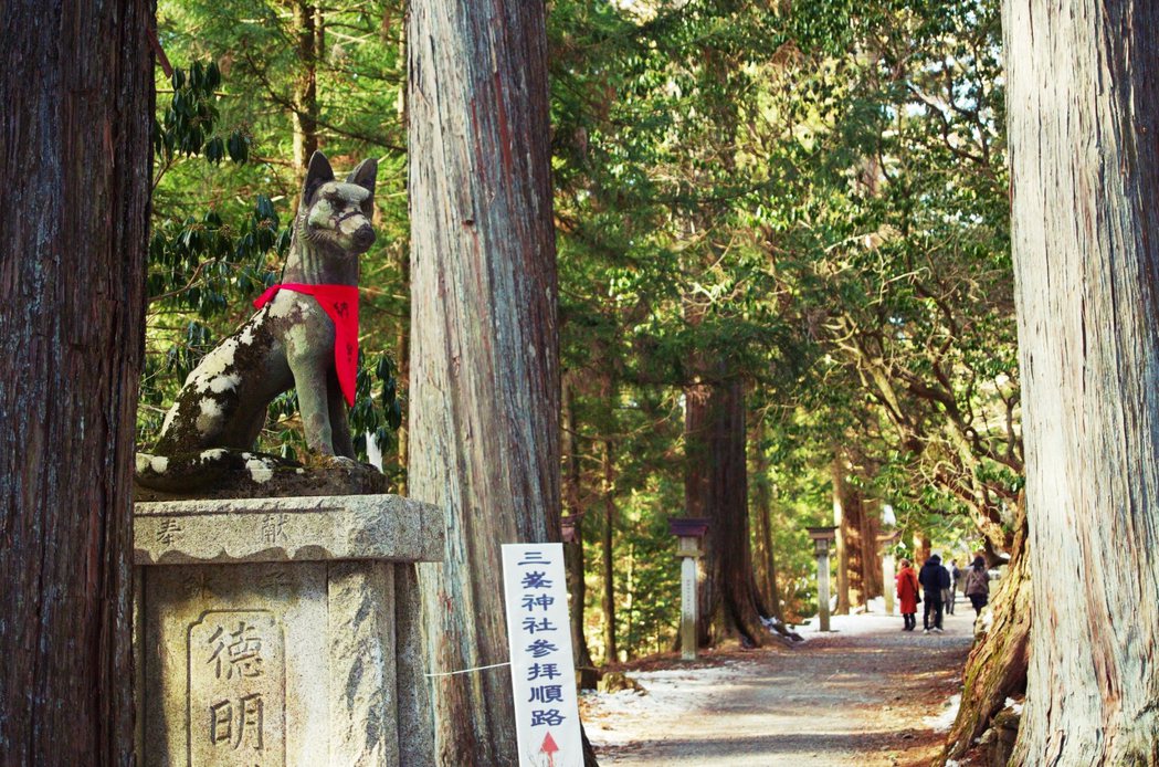 圖為三峰神社，傳說中由日本武尊設立，而日本武尊的征討過程中就是由狼引路帶領他走出...