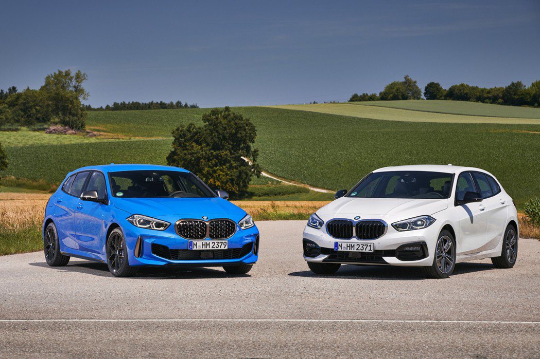 新世代BMW 1 Series，藍色車型為M135i xDrive，白色車型則為...