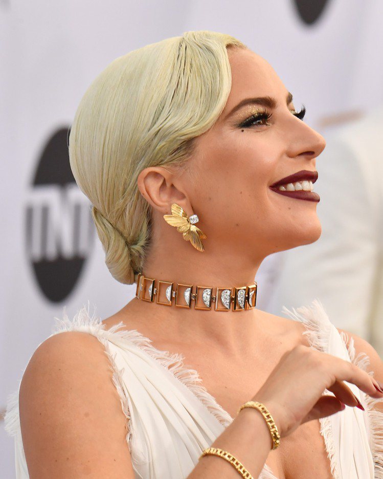 早在今年初的美國演員工會頒獎典禮時，Lady Gaga就搶先配戴了Flight系列耳飾，以及Icon系列鑽石項鍊。圖／Tiffany & Co.提供