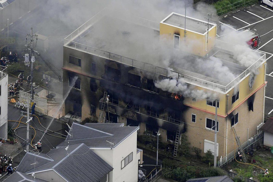 京都動畫（Kyoto Animation）遭縱火，警消雖已控制火勢，現場仍冒出陣...