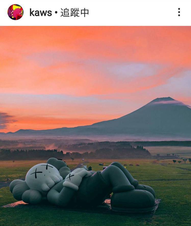 「KAWS:HOLIDAY」前進日本富士山，藝術家KAWS稍早也在官方IG釋出現場照。圖／摘自官方IG