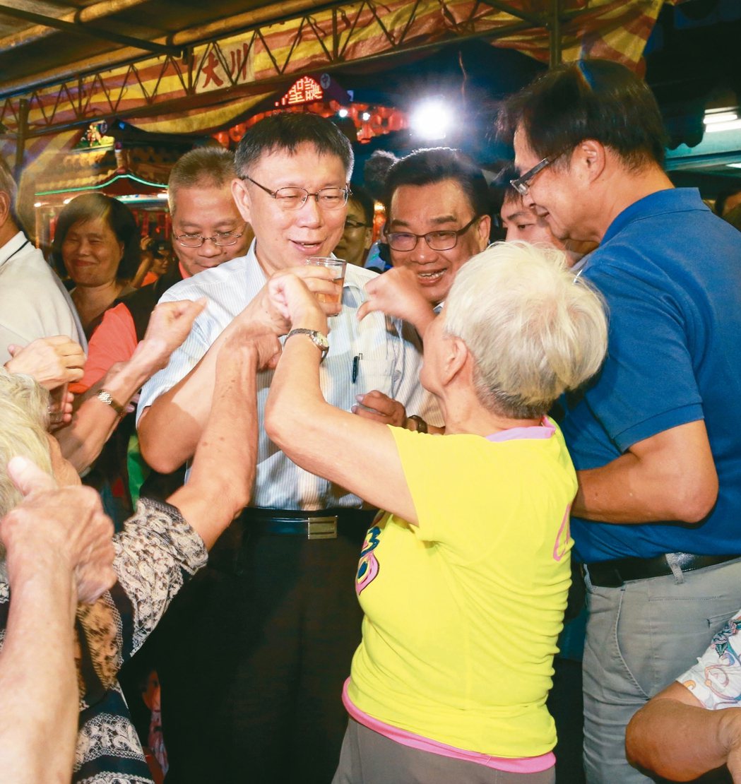 台北市長柯文哲去年出席餐會活動時，一位陳阿媽當面給柯市長喝倒彩，表達不滿取消重陽...
