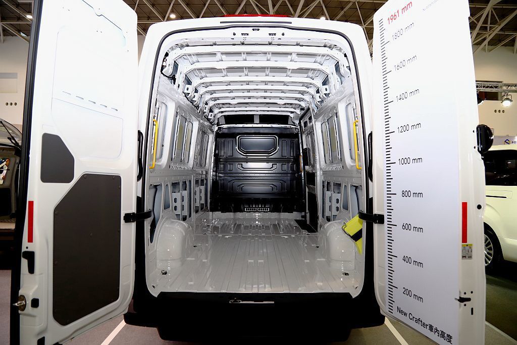 新世代福斯商旅Crafter Van以長軸高頂車型為先鋒，並擁有同級最寬、最高，...